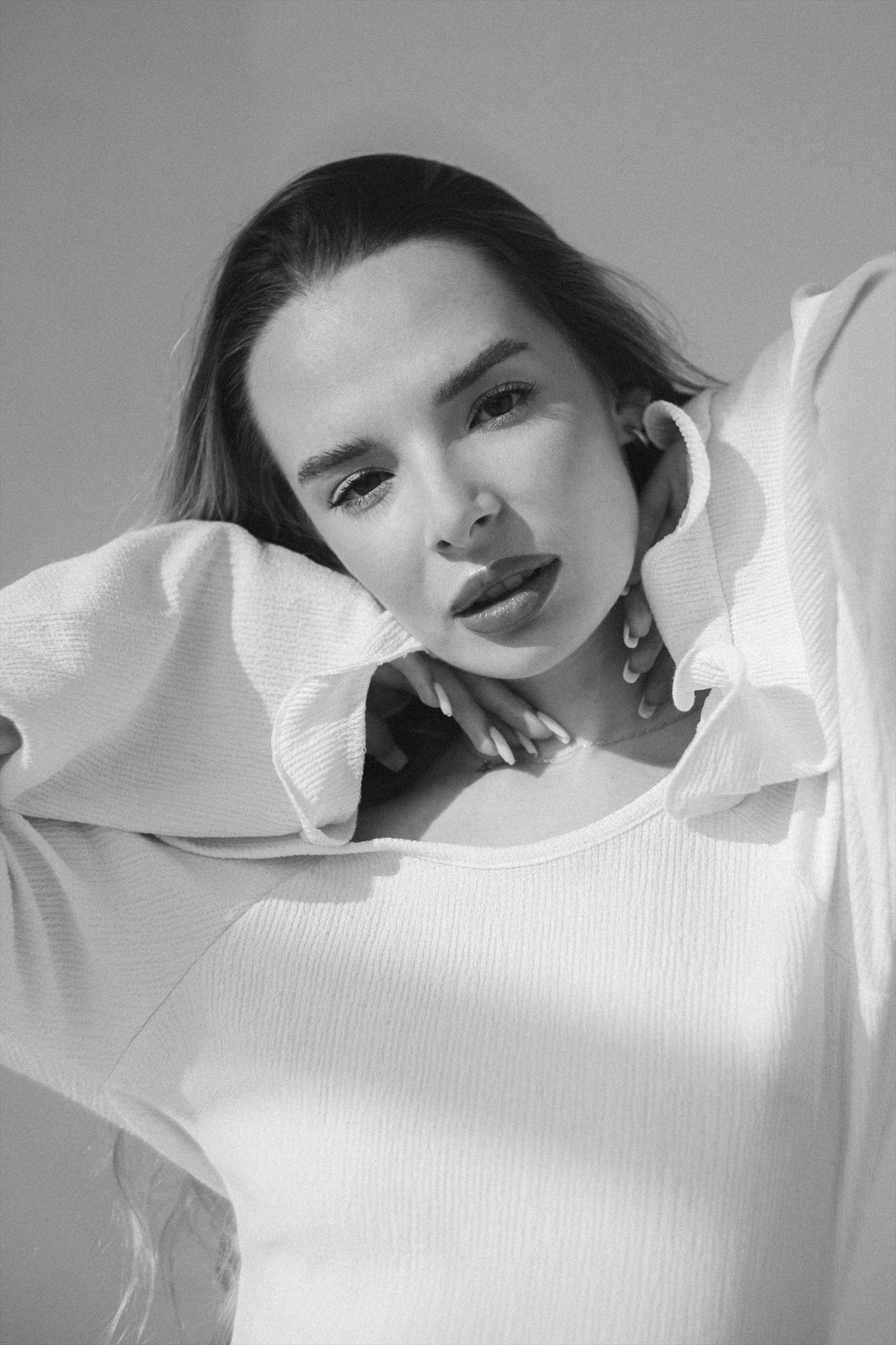 Jasny czarno-biały portret beauty