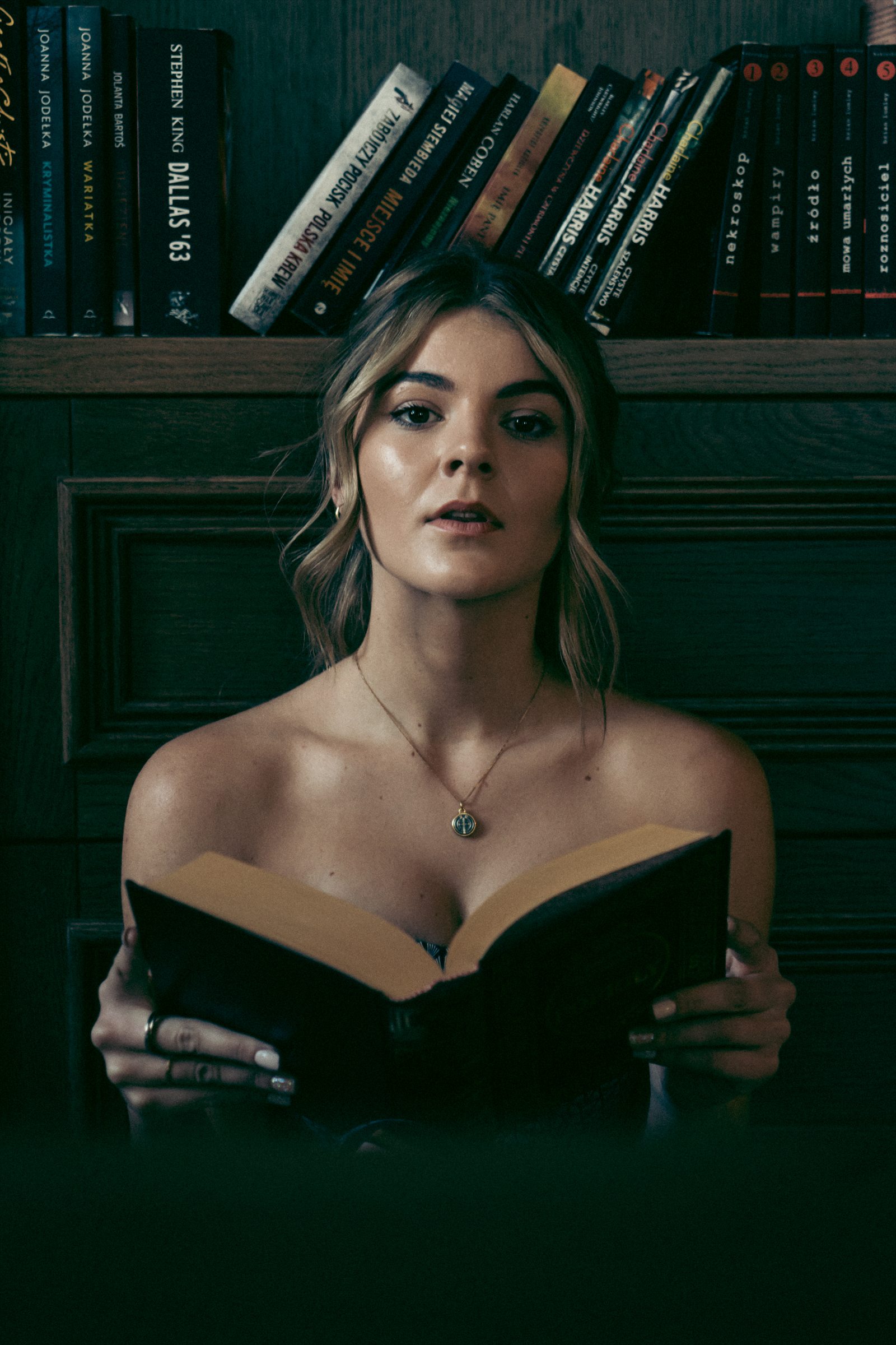 Portret kobiety z otwartą książką
