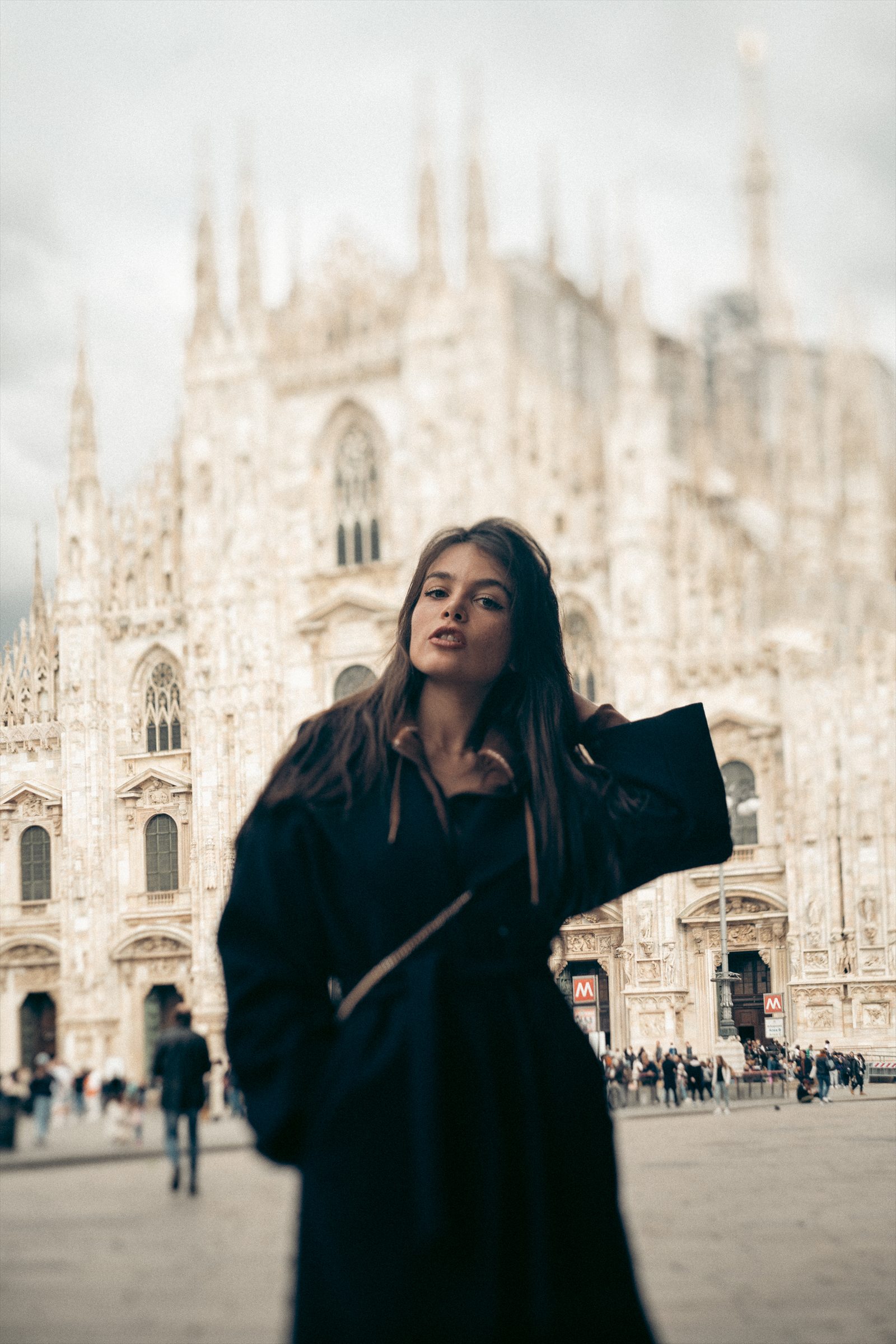 Portret fashion przed mediolańską katedrą